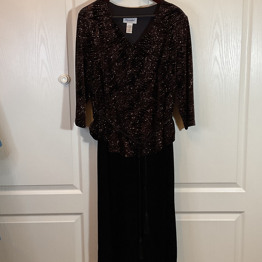 Connected Woman Elegant Black and Gold Long Sleeve Dress